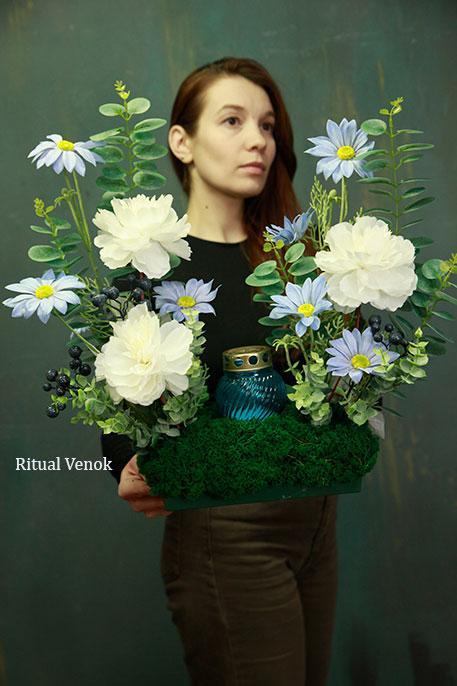 Траурная композиция с лампадкой  " Ассоль"   высота 40см, ширина 45см