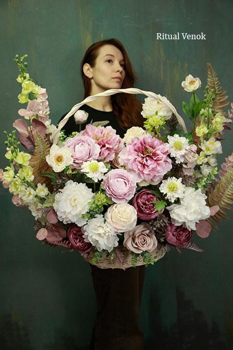 Траурная композиция из искусственных цветов "Варна" высота 60см, ширина 60см