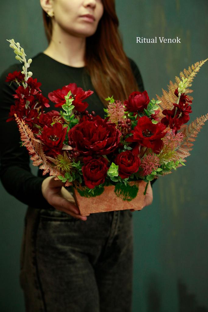 Траурная композиция из искусственных цветов "Эрингиум" высота 30см, ширина 35см