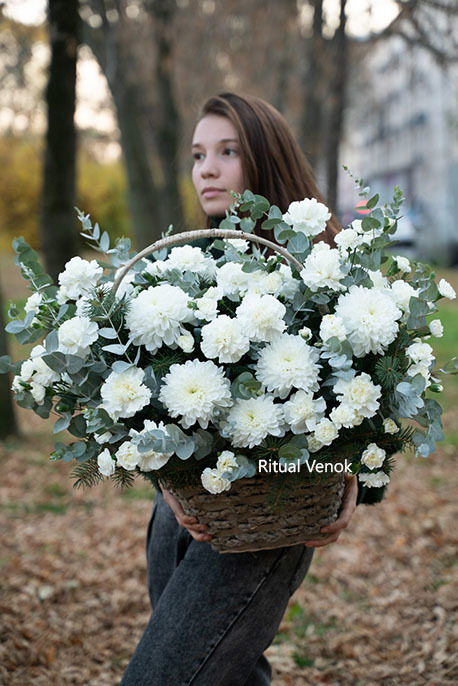 Траурная корзина  "Гвоздики и хризантемы с эвкалиптом"