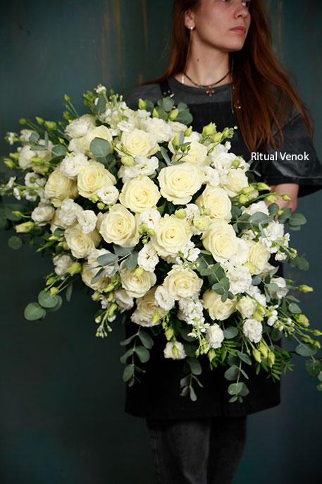 Траурная композиция на крышку гроба с розами- длина 100см, ширина 40см