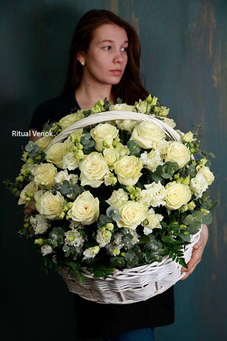 Траурная корзина  "С белыми розами и лизиантусом", высота 40см