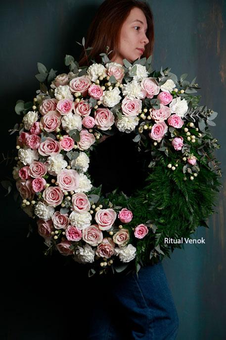 Круглый ритуальный венок из живых цветов "Цветочный с нежными розовыми розами "