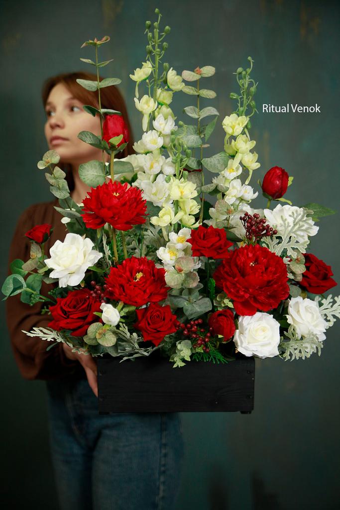 Траурная композиция на возложение "Вельвет" высота 60см\ ширина 45см