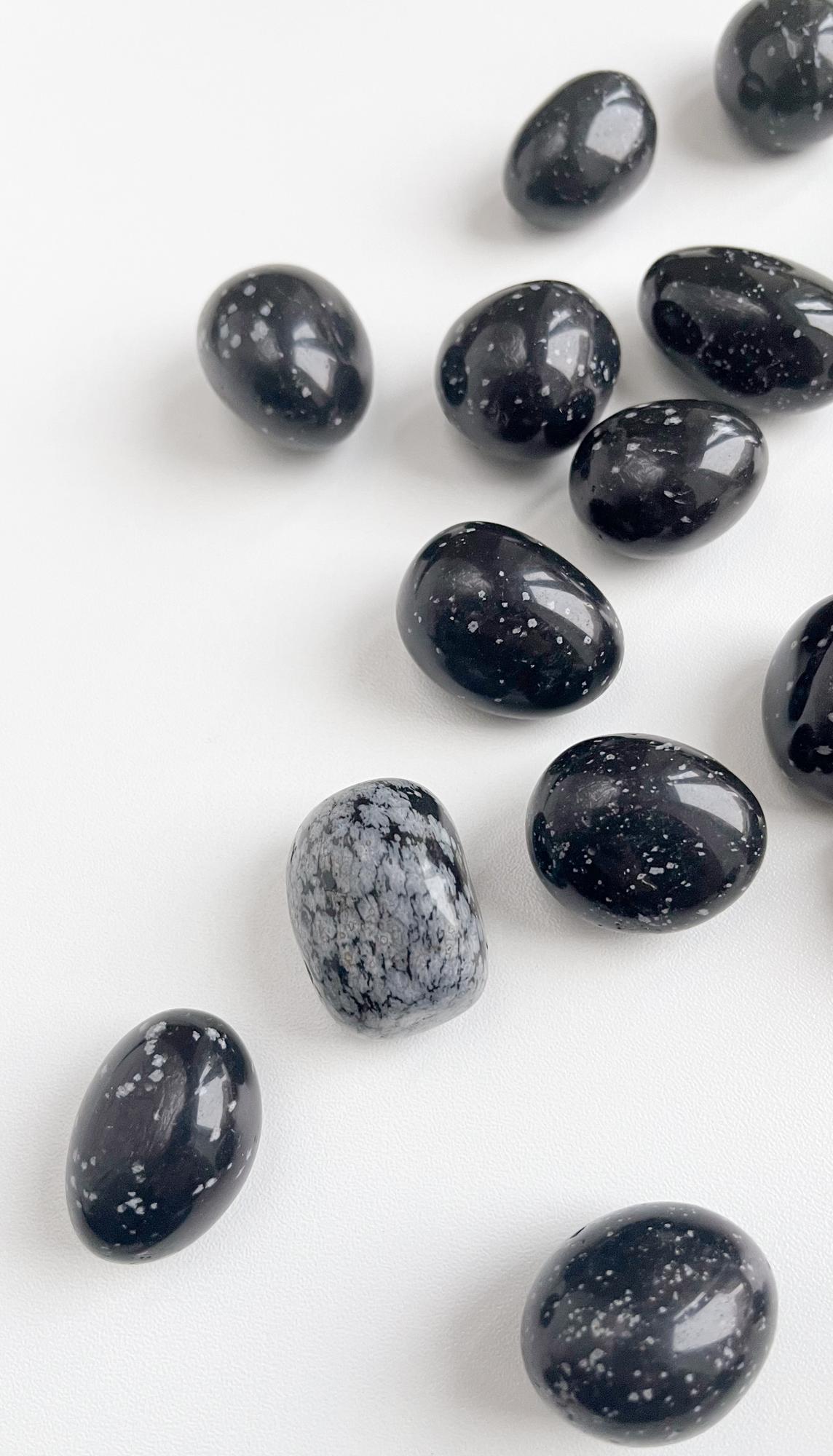 Снежный обсидиан - галтовка