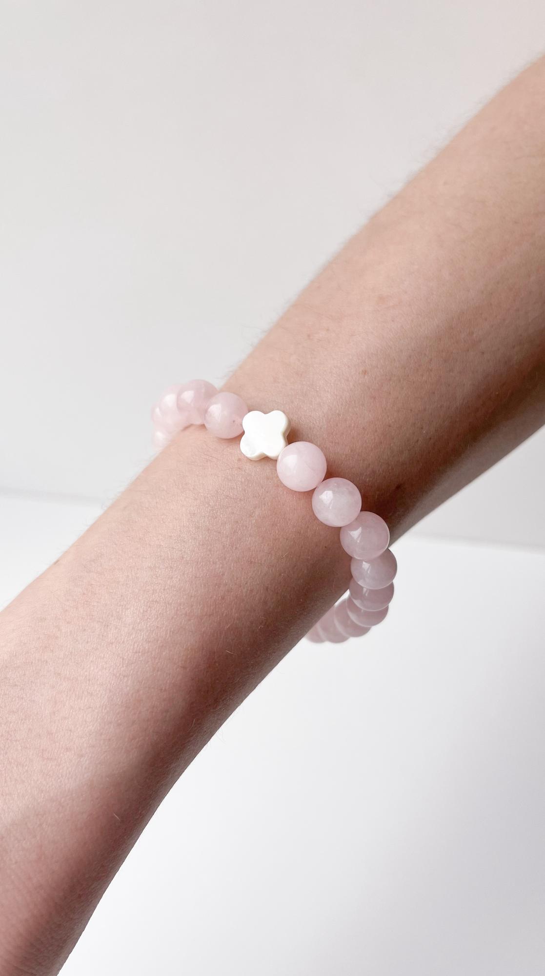 Браслет из розового кварца - Перламутровый четырехлистник