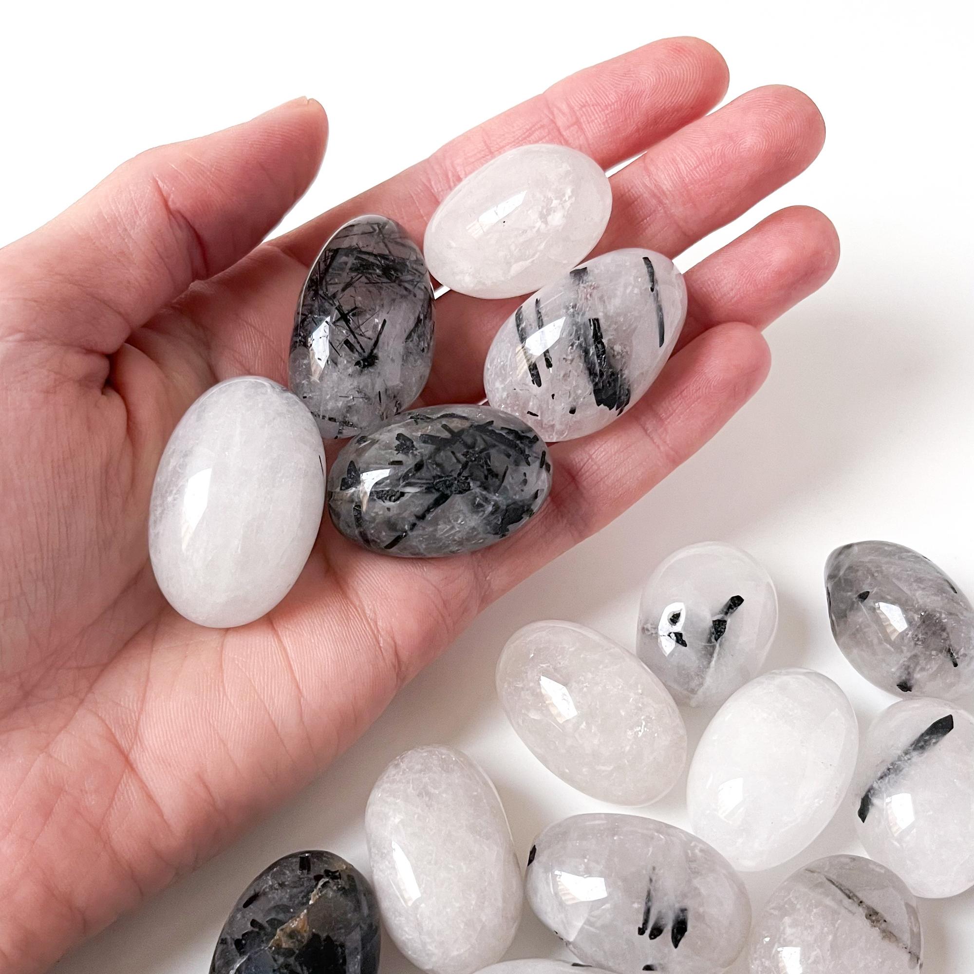 Кварц с турмалином - галтовка