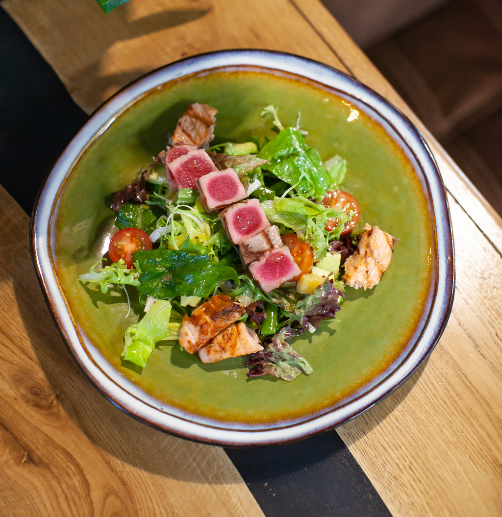 ГРИЛЬ-САЛАТ С ТУНЦОМ, ЛОСОСЕМ И АНАНАСОМ