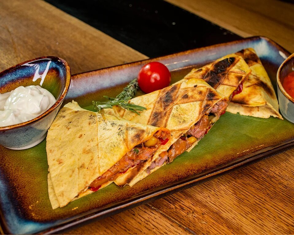 КЕСАДИЛЬЯ С МРАМОРНОЙ ГОВЯДИНОЙ