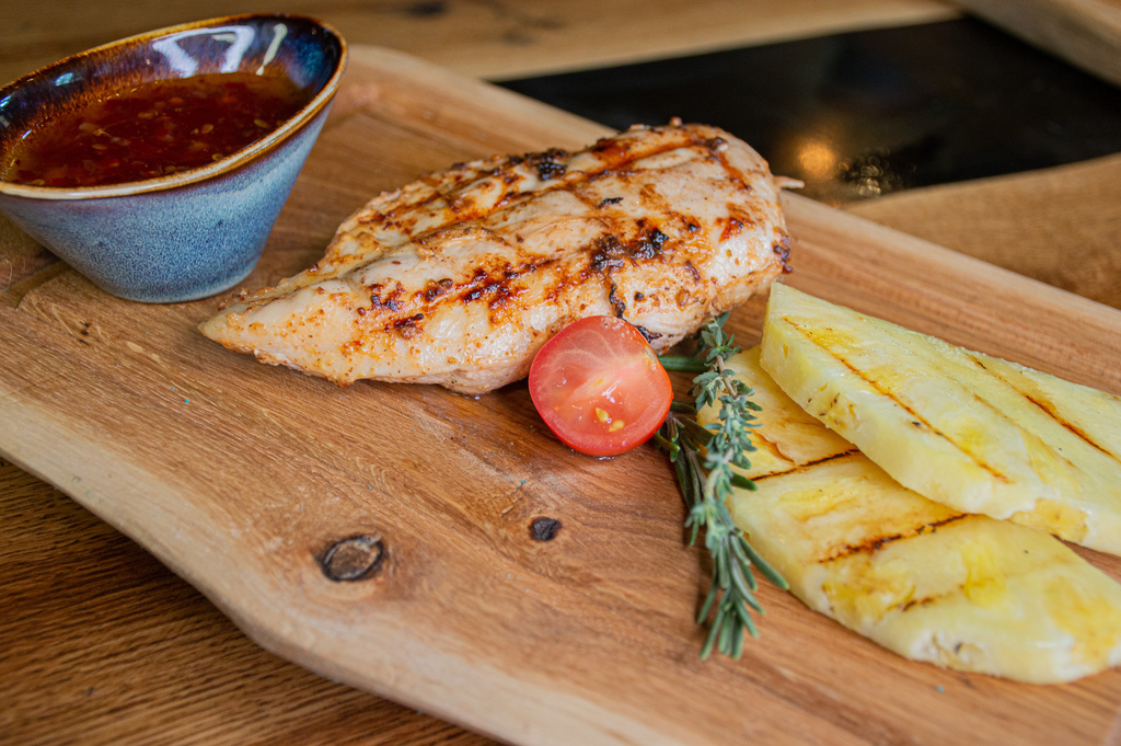 КУРИНАЯ ГРУДКА НА ГРИЛЕ С АНАНАСАМИ