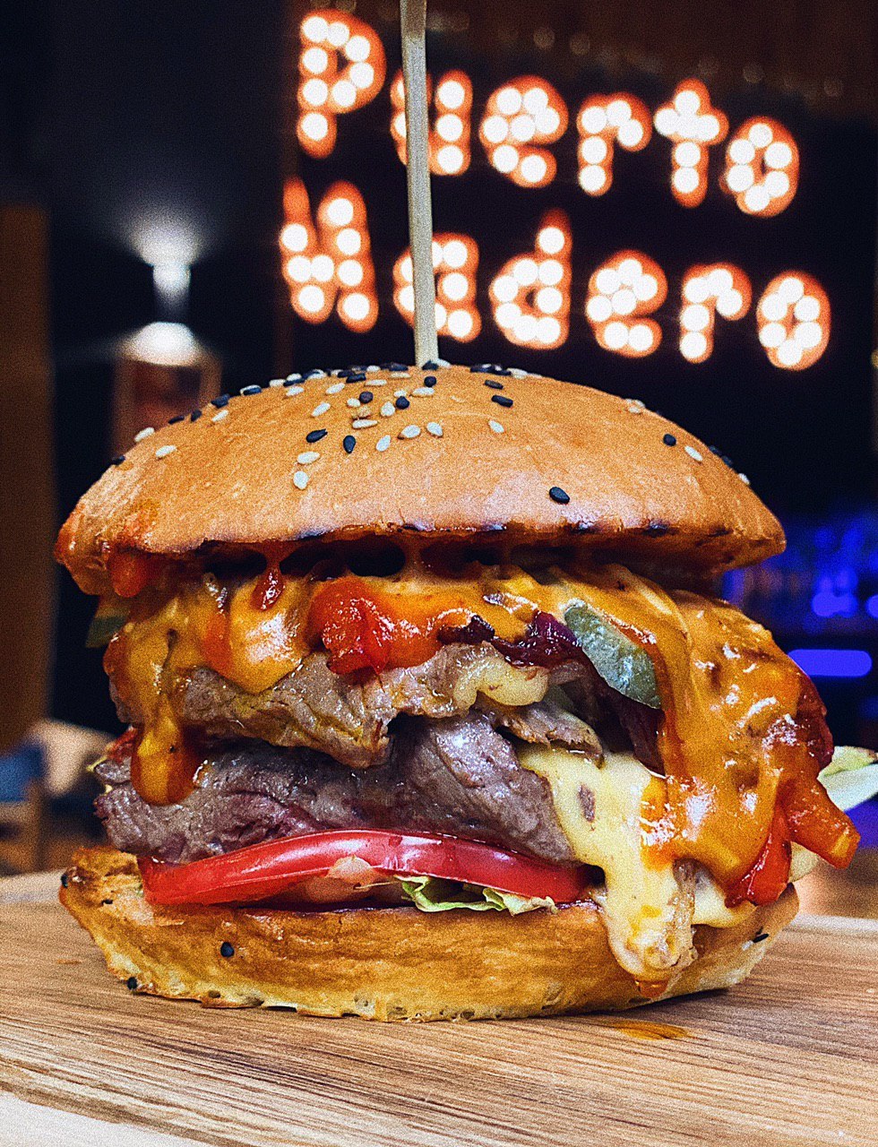 ОСТРЫЙ БУРГЕР С ГОВЯДИНОЙ И ОБЖАРЕННЫМИ ОВОЩАМИ