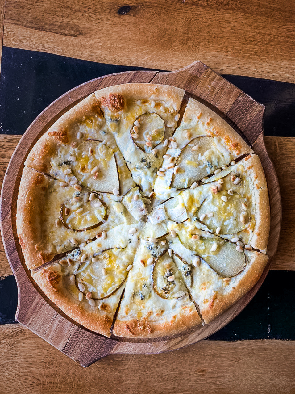 ПИЦЦА С ГРУШЕЙ И ГОРГОНЗОЛОЙ