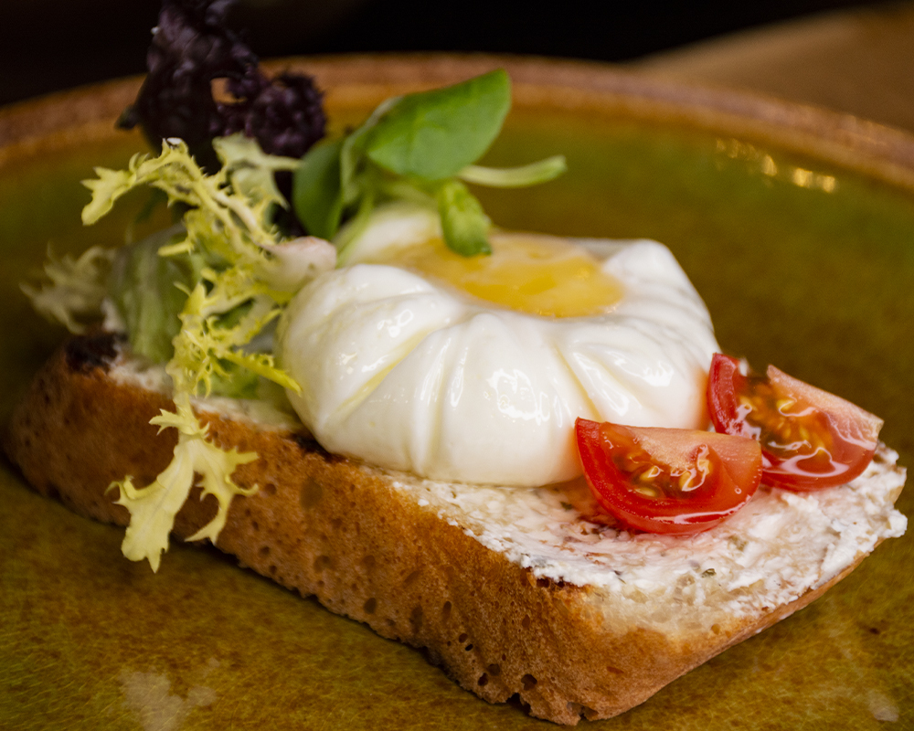 ЯЙЦА ПАШОТ НА ТОСТАХ С КРЕМОМ ЧИЗ