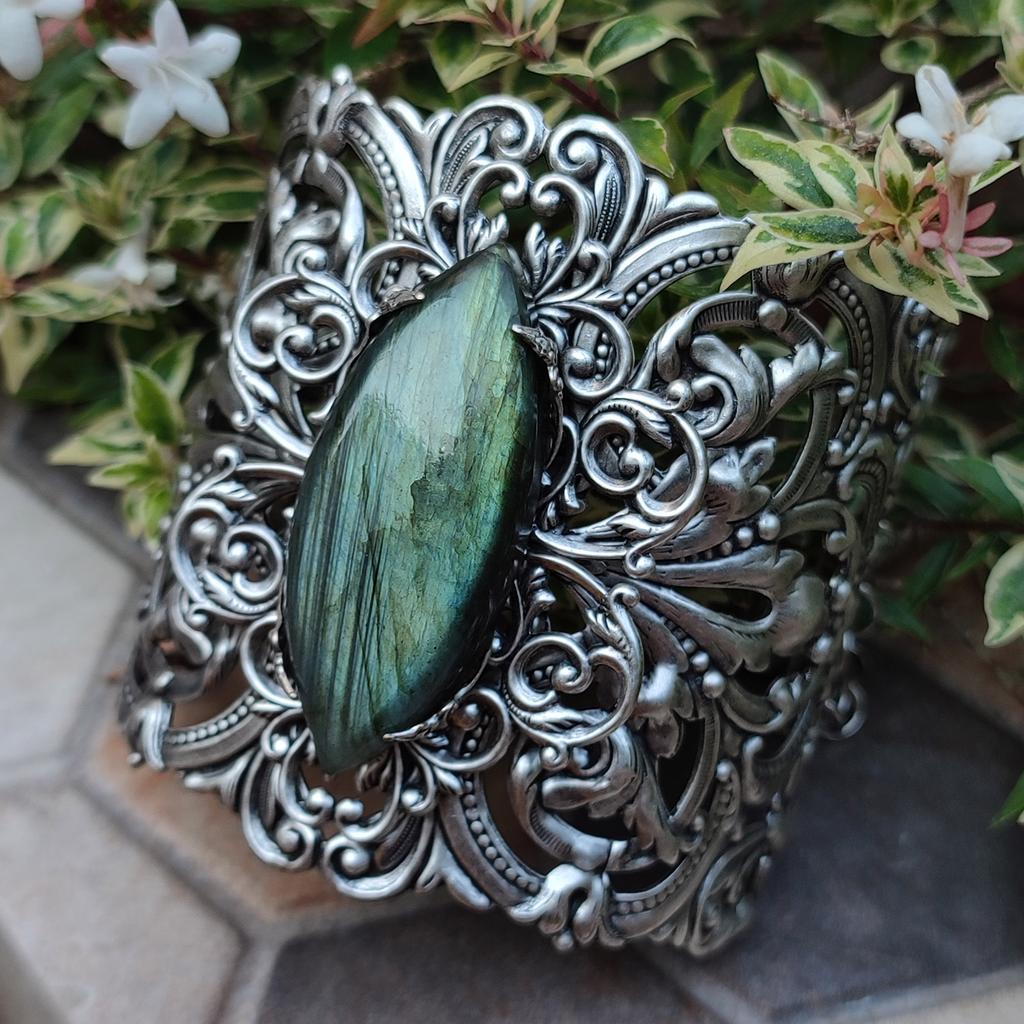 Широкий браслет Ленора Лабрадорит ( Лабрадор, Спектролит ) в интернет-магазине авторских украшений Shard Noir