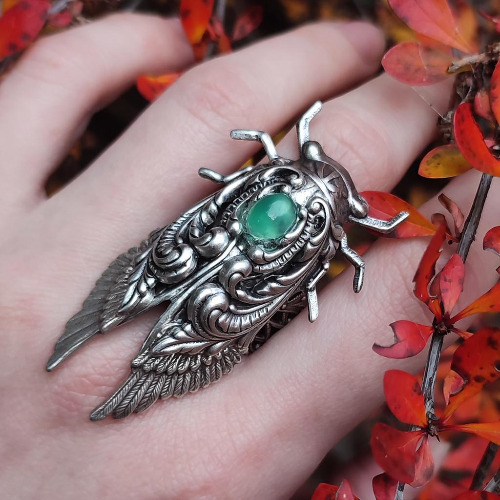 Кольцо цикада, кольцо с хризопразом в магазине Shard Noir, крупное кольцо, перстень с хризопразом, необычные кольца, кольцо жук