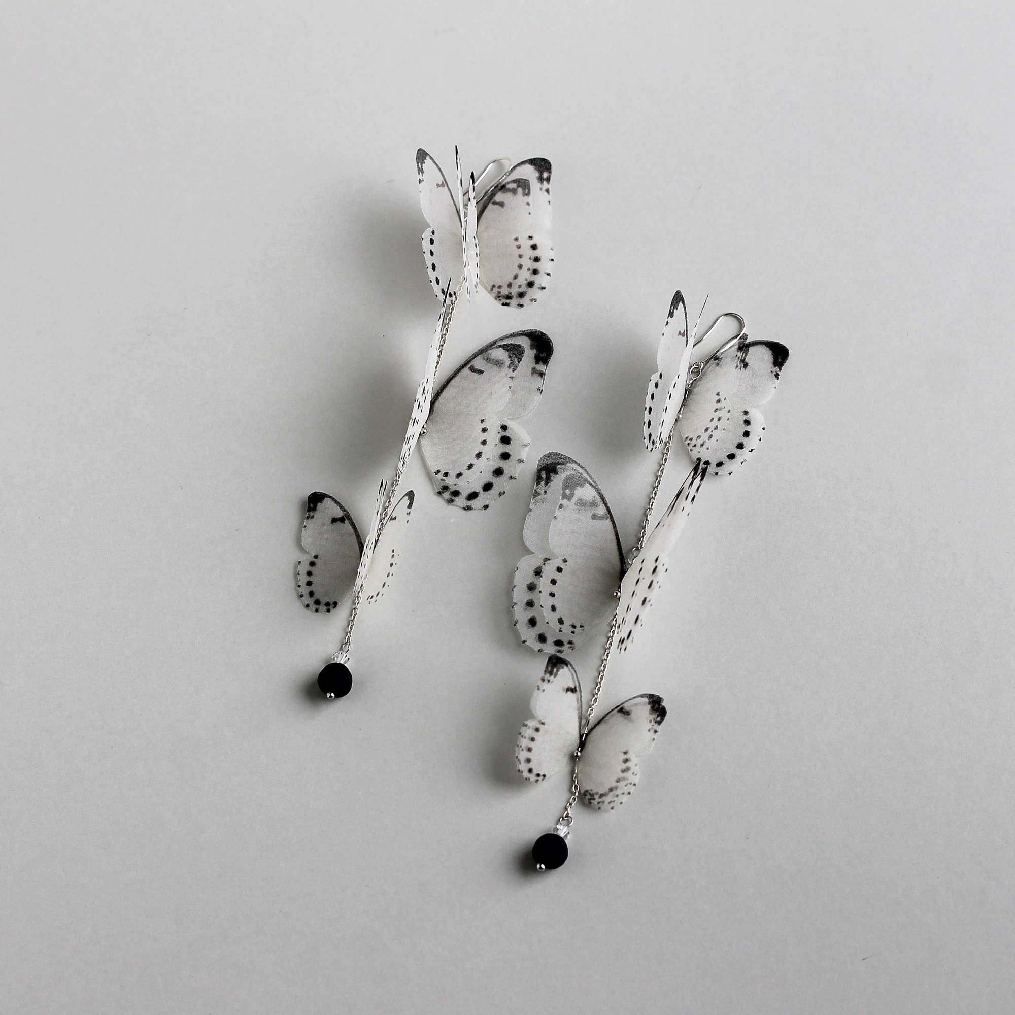 серьги черно-белые с бабочками