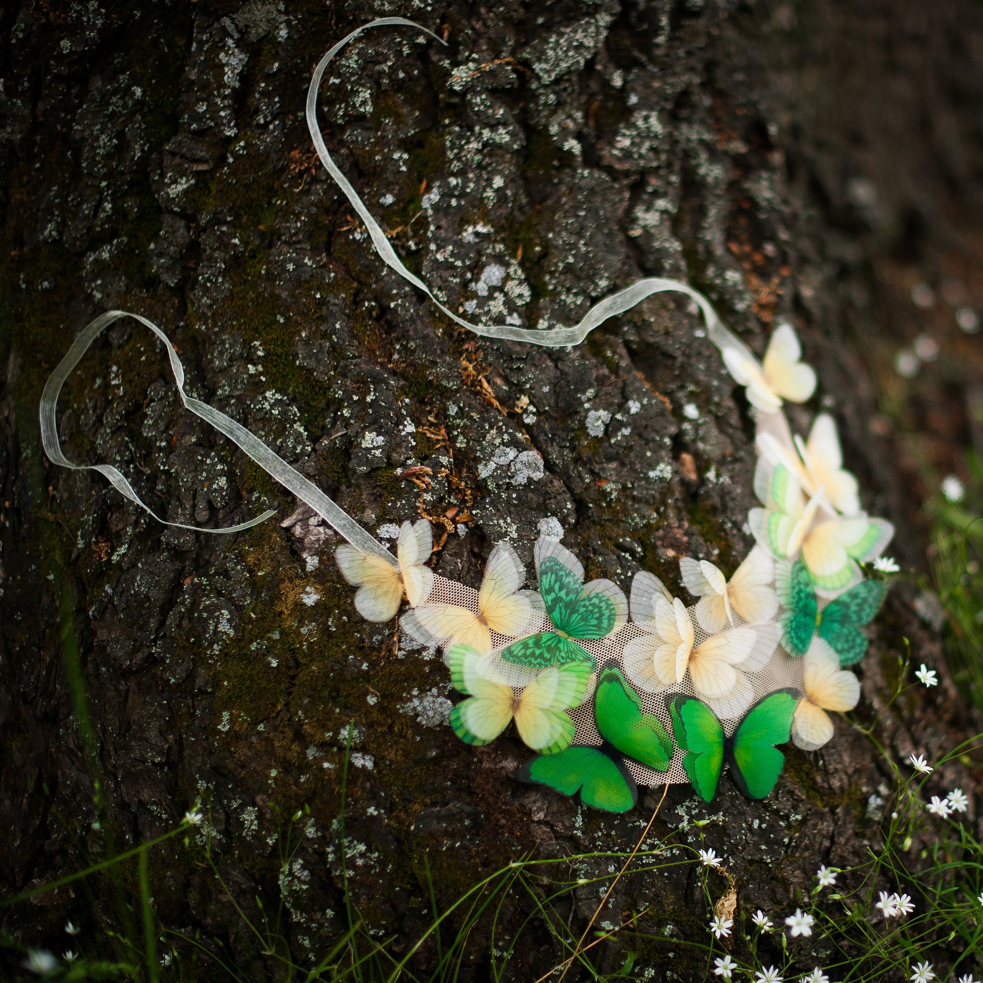 колье желто зеленое с бабочками