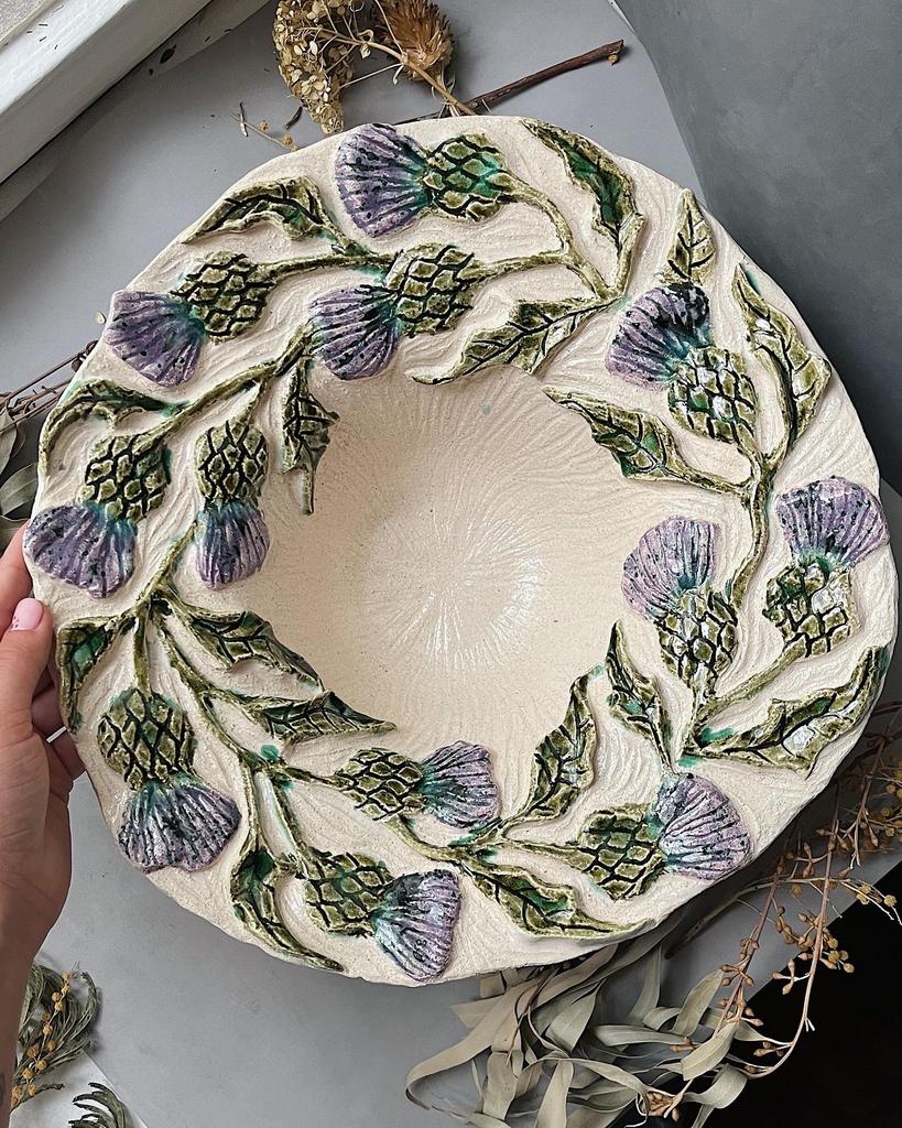 Блюдо с лепным чертополохом