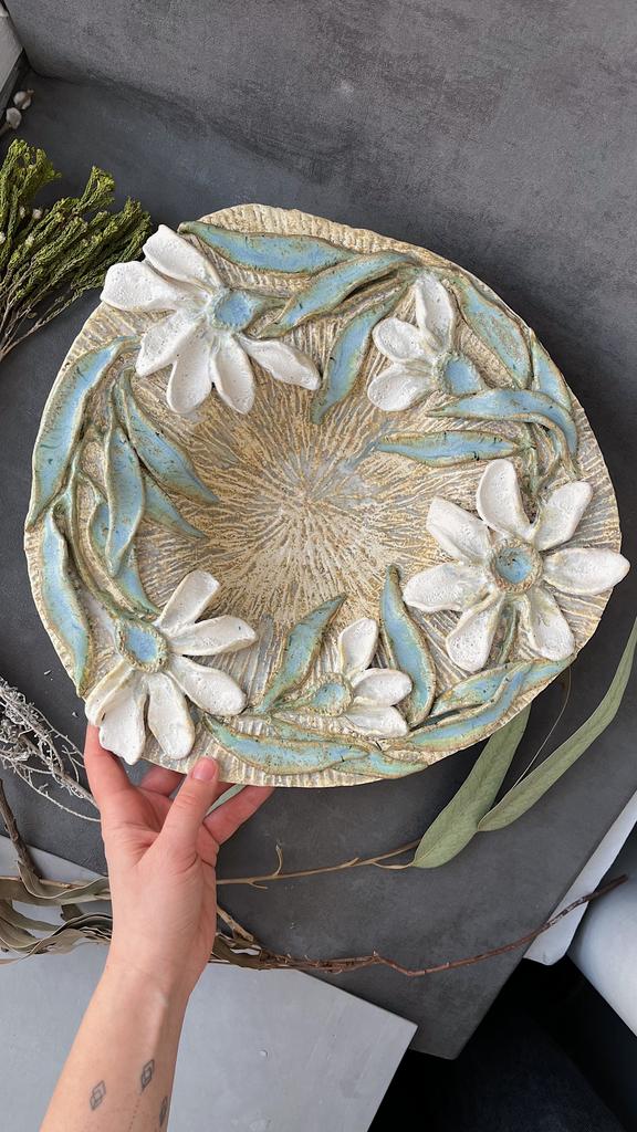 Блюдо с белыми лепными цветами