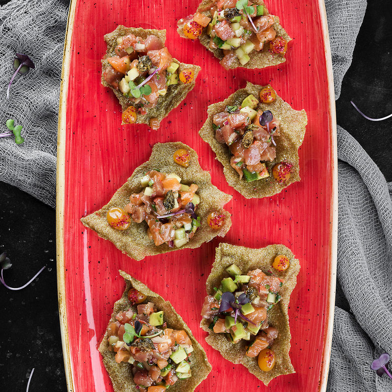 Тартар из тунца на чипсе из водорослей с майонезом и вассаби