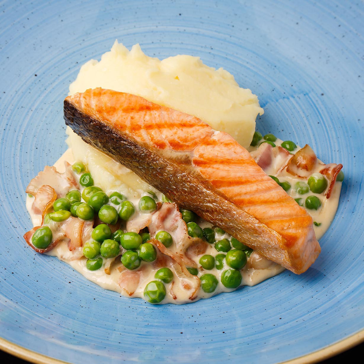 Филе лосося с картофельным пюре и соусом из зеленого гороха с беконом