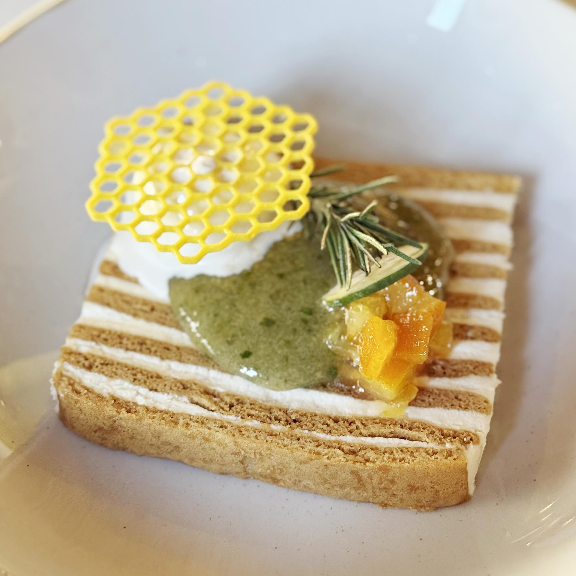 Медовик с мороженым из сметаны и фейхоа