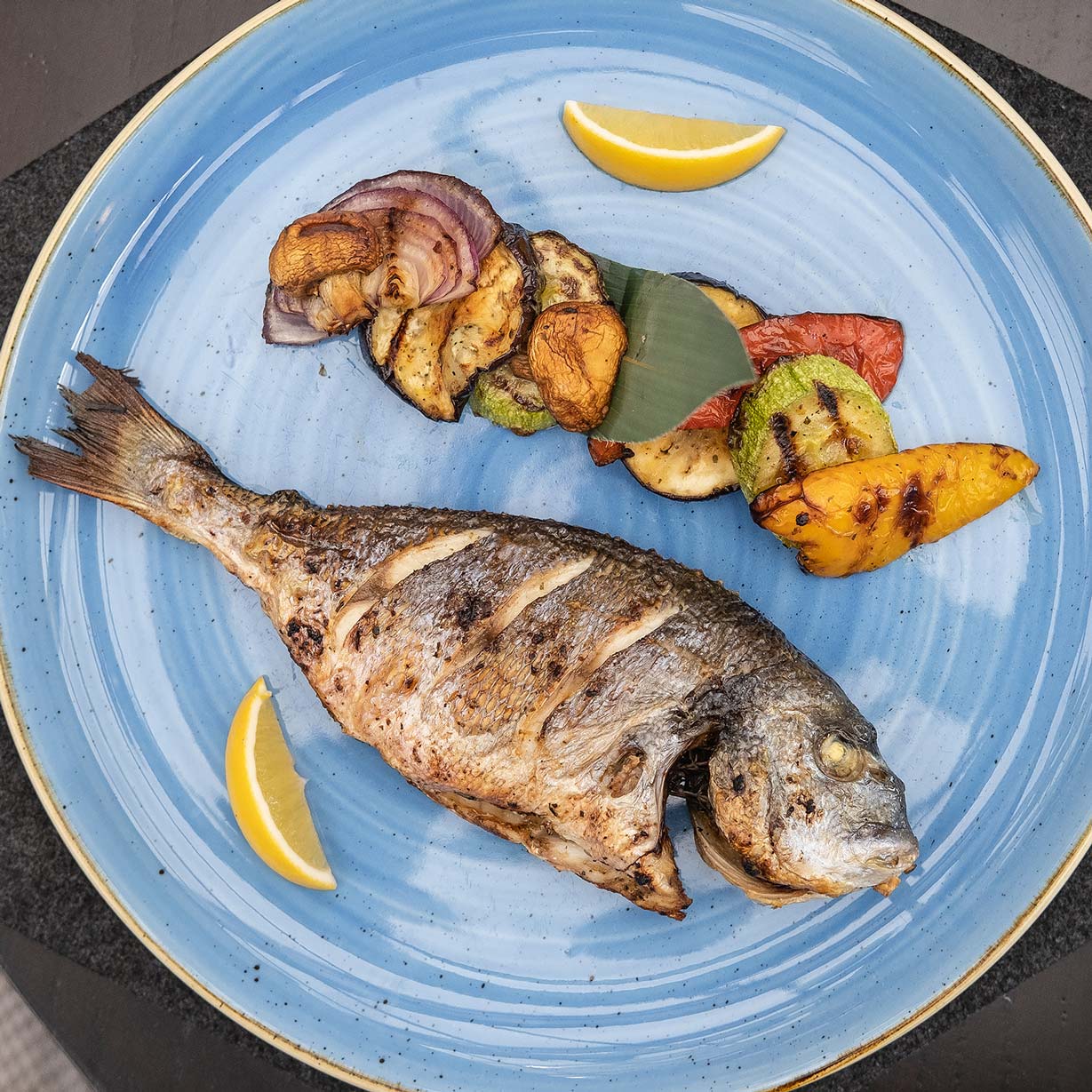 Дорадо гриль с овощами