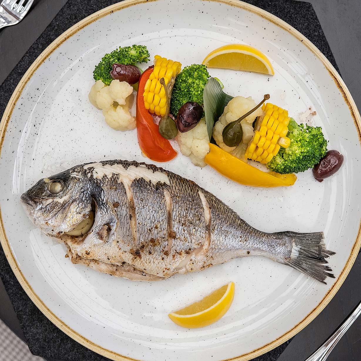 Дорадо паровая с овощами