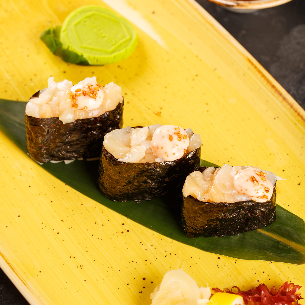 Гункан Феликс с гребешком