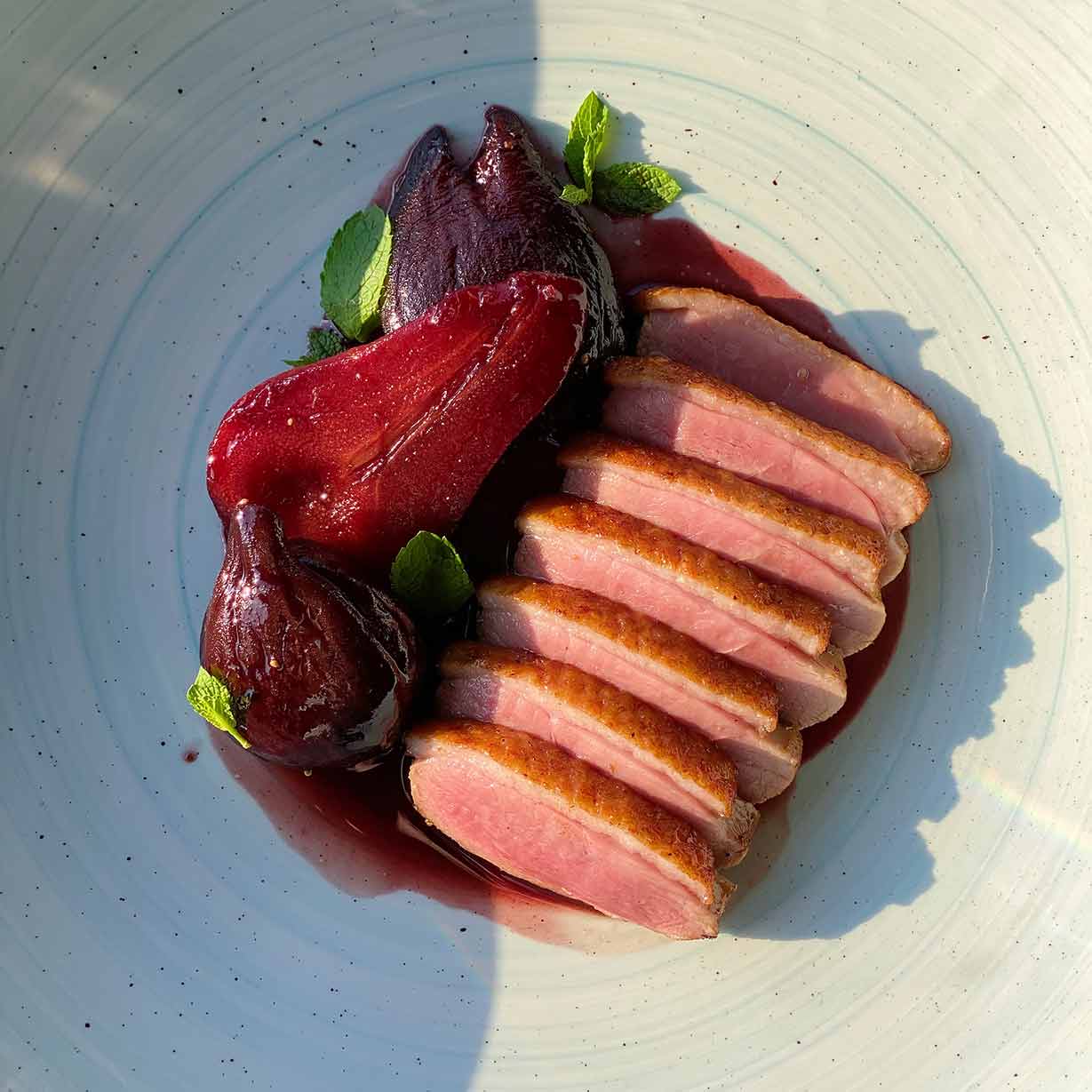 Филе утки с инжиром и грушей под винным соусом