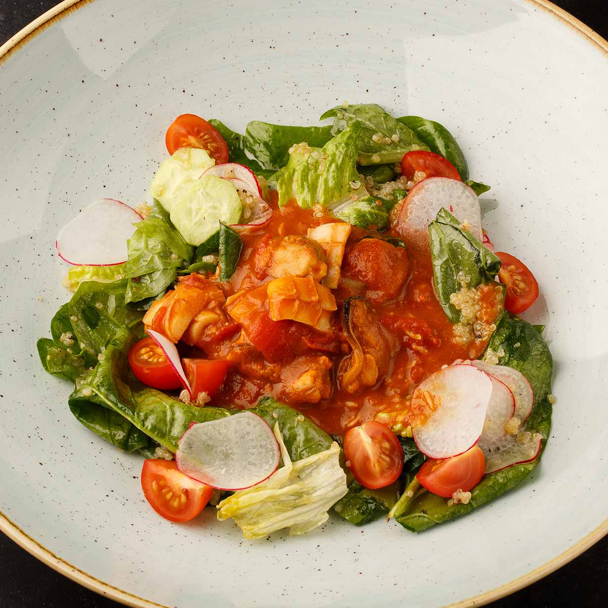 Теплый салат с морепродуктами