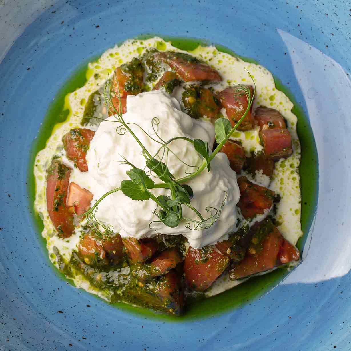 Страчателла с томатами и соусом песто