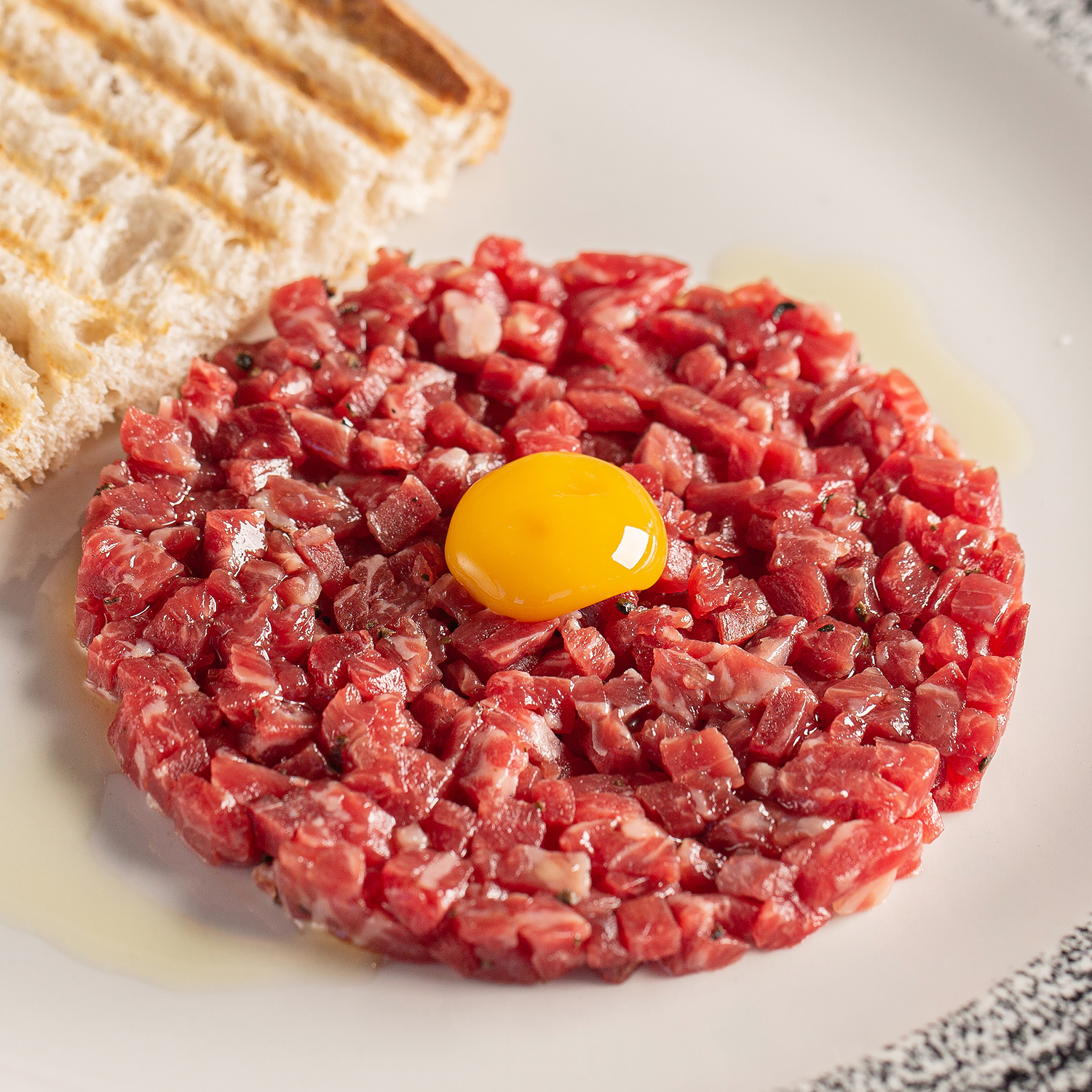 Тартар из пиканьи сухого вызревания с кампотским перцем