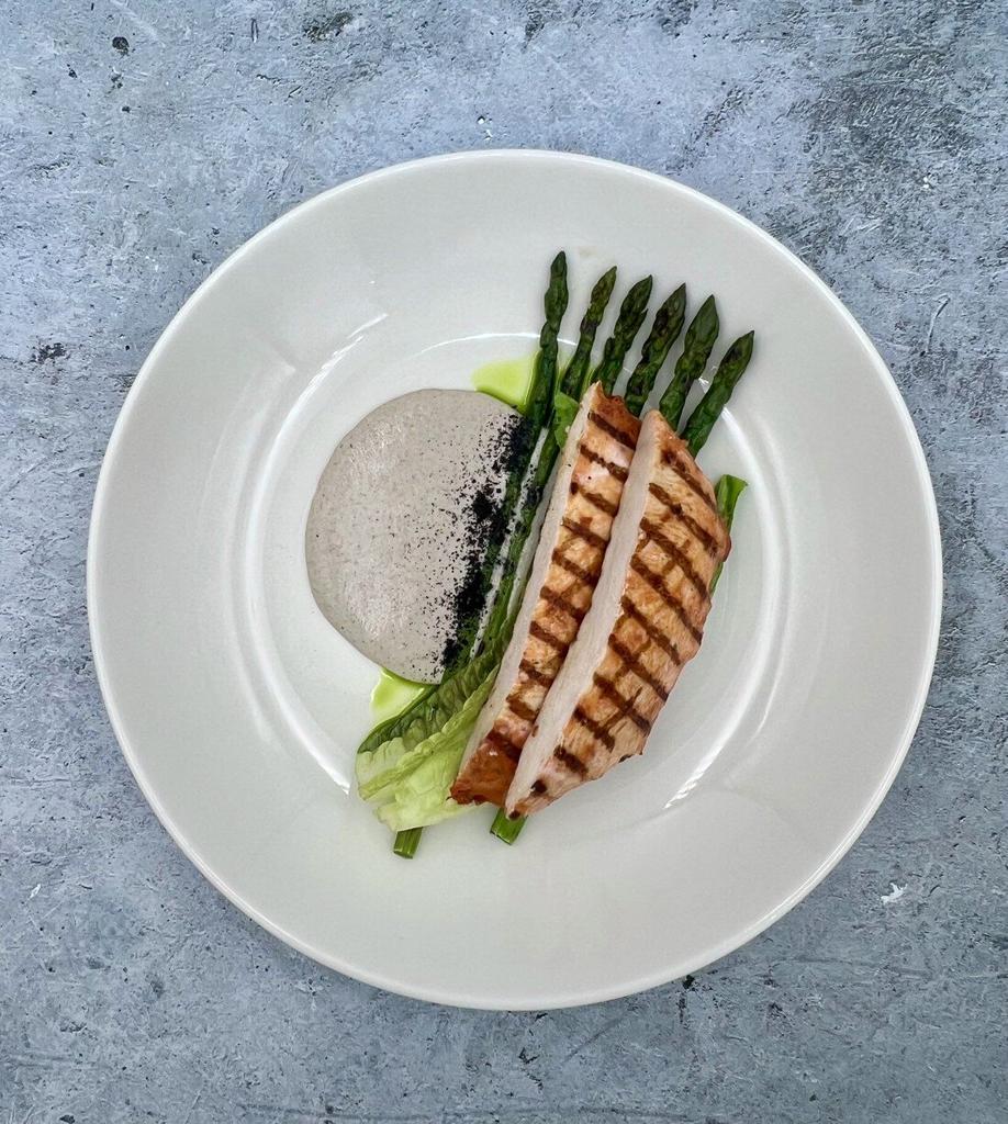 Куриный стейк со спаржей