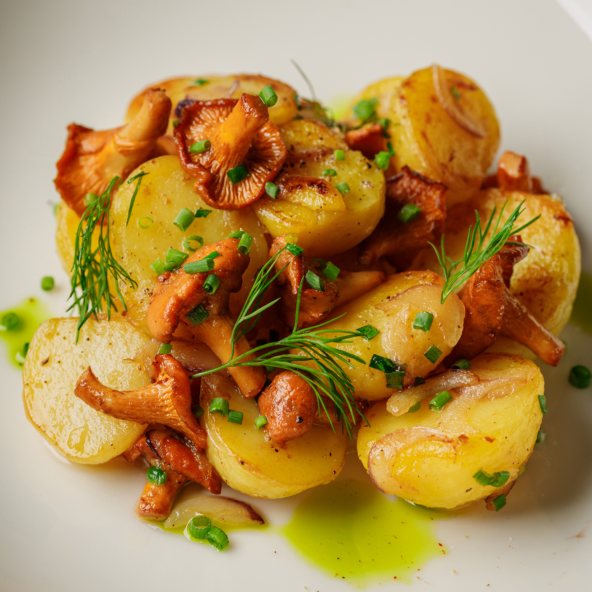 Жареный картофель с лисичками