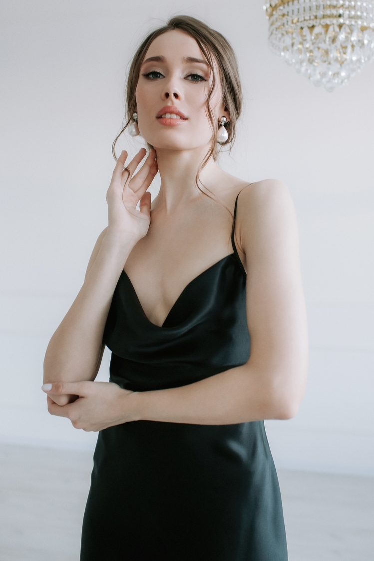 Вечернее платье из шелка Омега