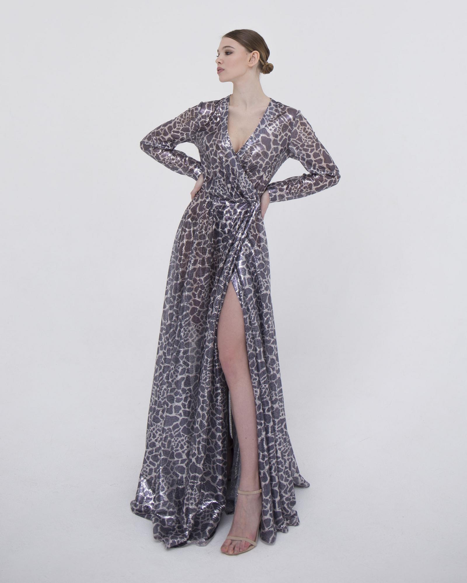 Вечернее платье-халат из ткани в пайетку с анималистичным принтом