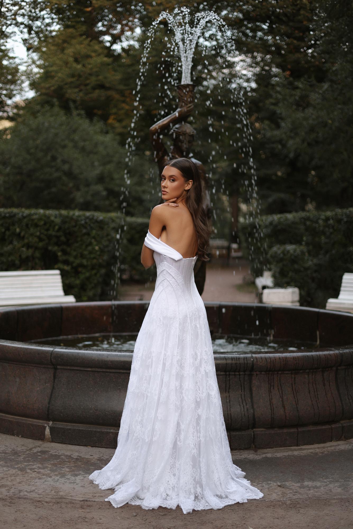 Свадебное корсетное платье с юбкой из кружева