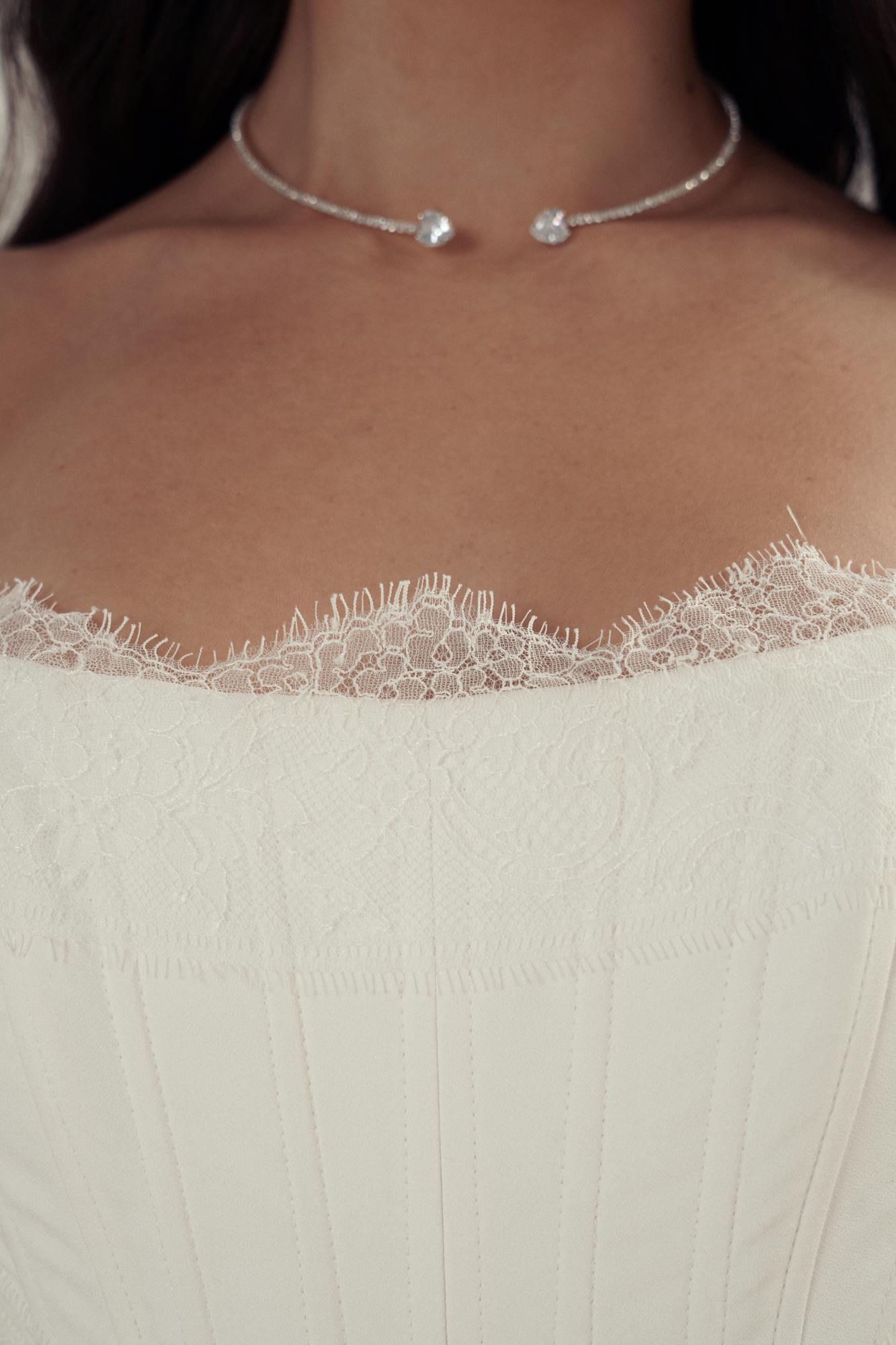 Свадебное корсетное платье,  декорированное кружевом