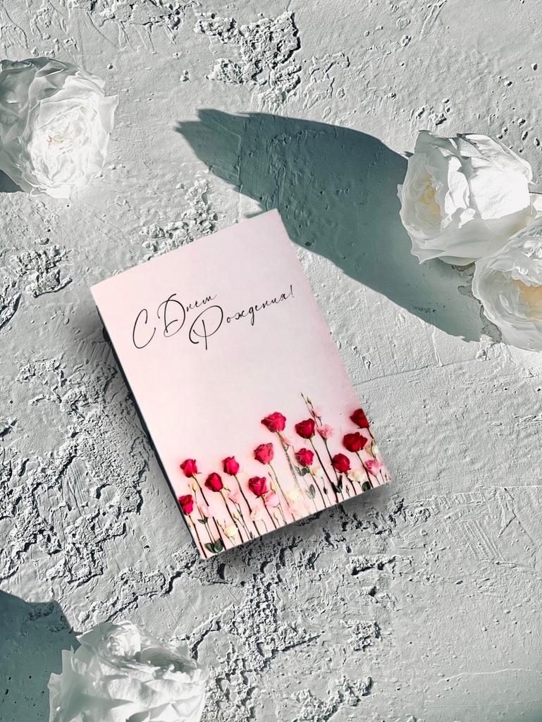 Мини-карточка "С днем рождения"  Розы на фоне стены