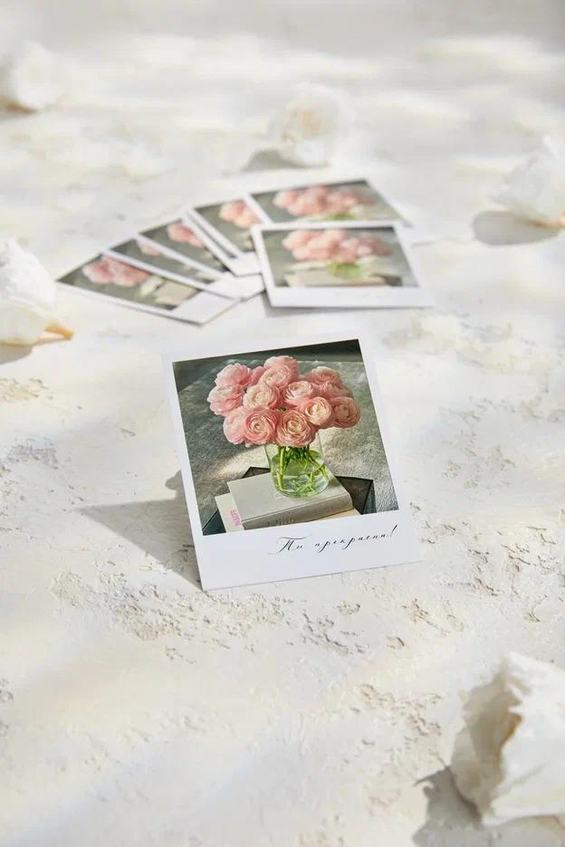 Фотокарточка "Ты прекрасна!" - Ранункулюсы в прозрачной вазе