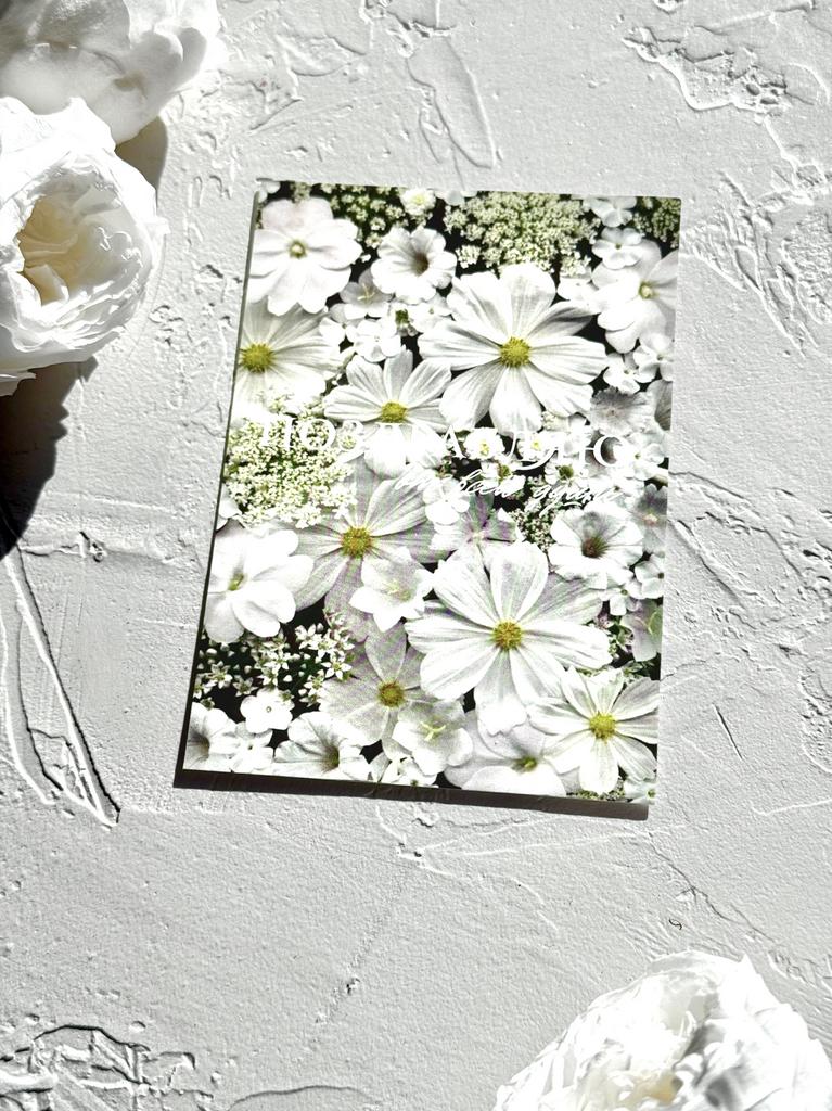 Мини-карточка - Стена из белых цветов "Поздравляю"