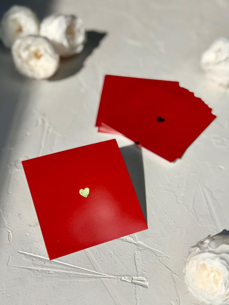 Мини-карточка 8*8 "Золотое сердце" - Красный фон