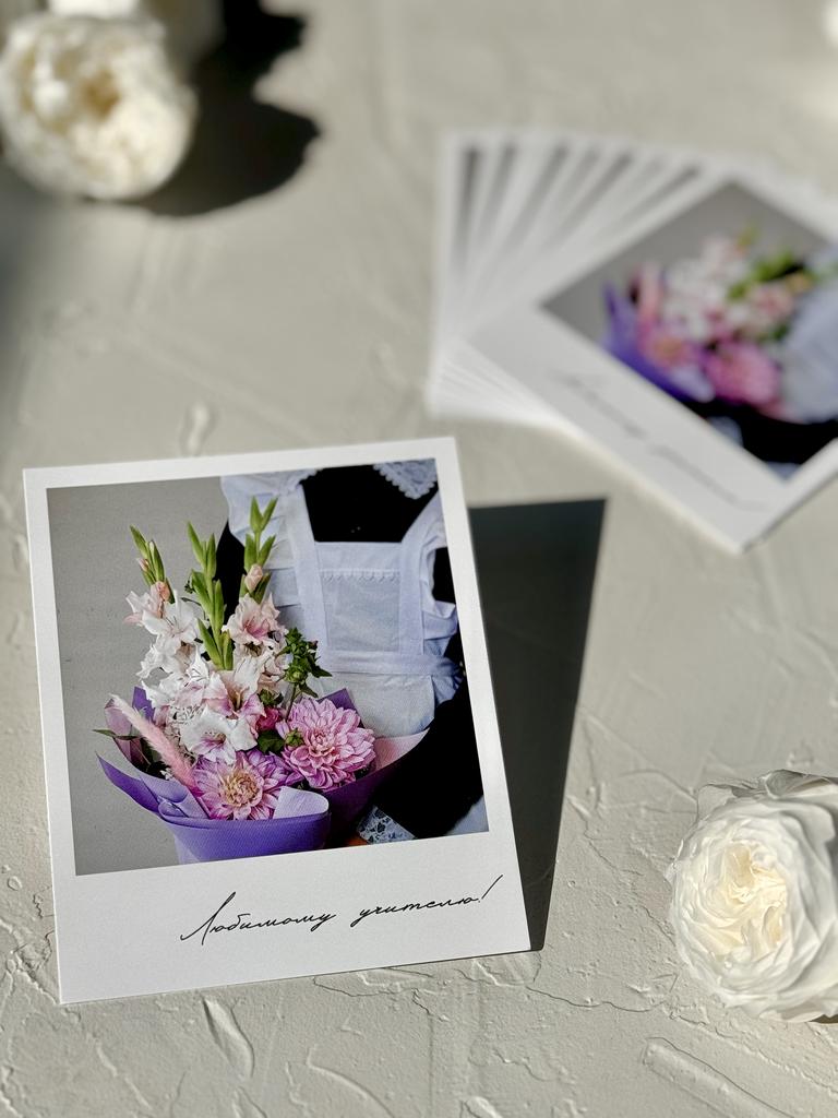 Фотокарточка "Любимому учителю" - Выпускница с букетом