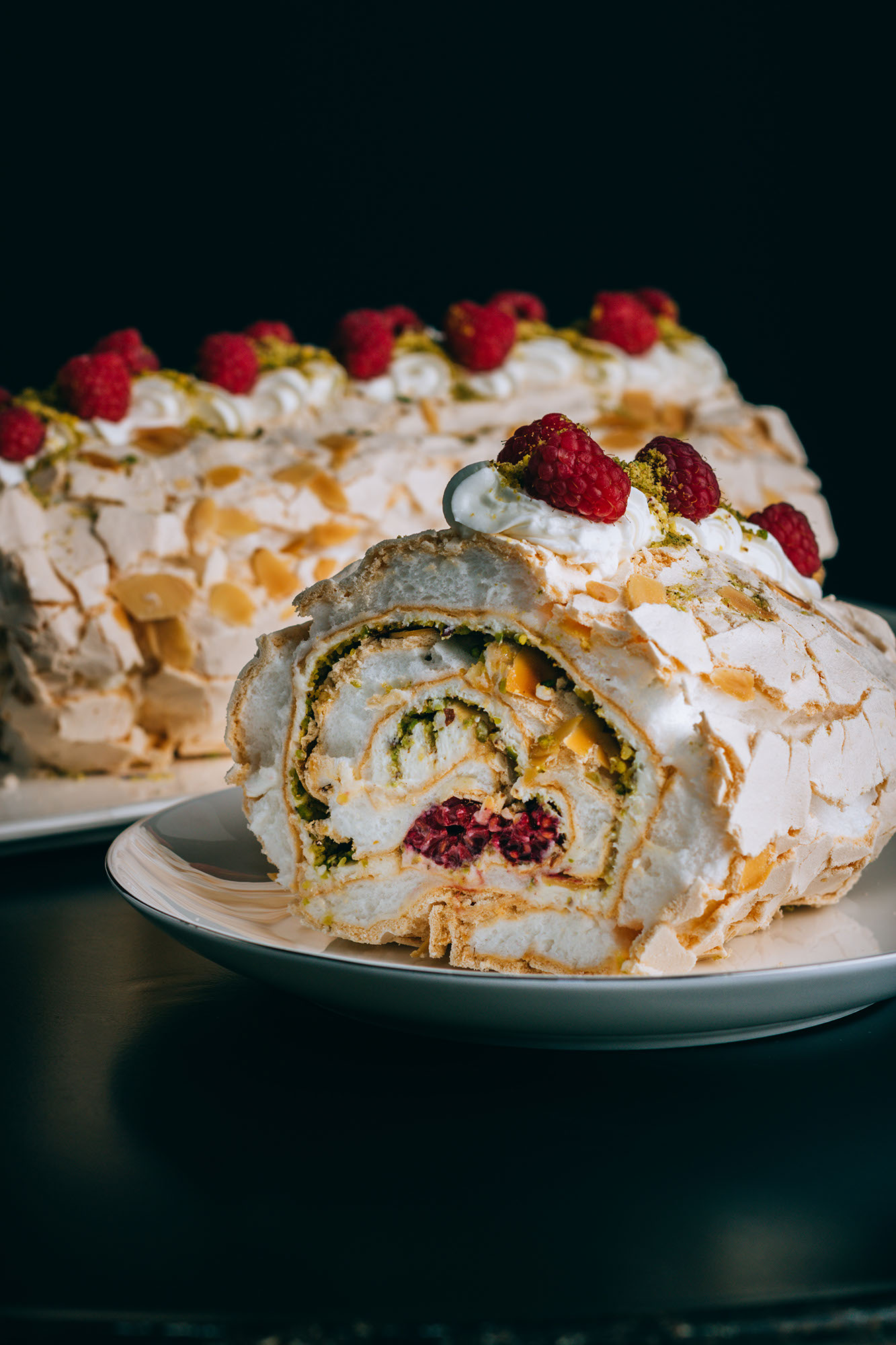 МЕРЕНГОВЫЙ РУЛЕТ ФИСТАШКА-МАЛИНА