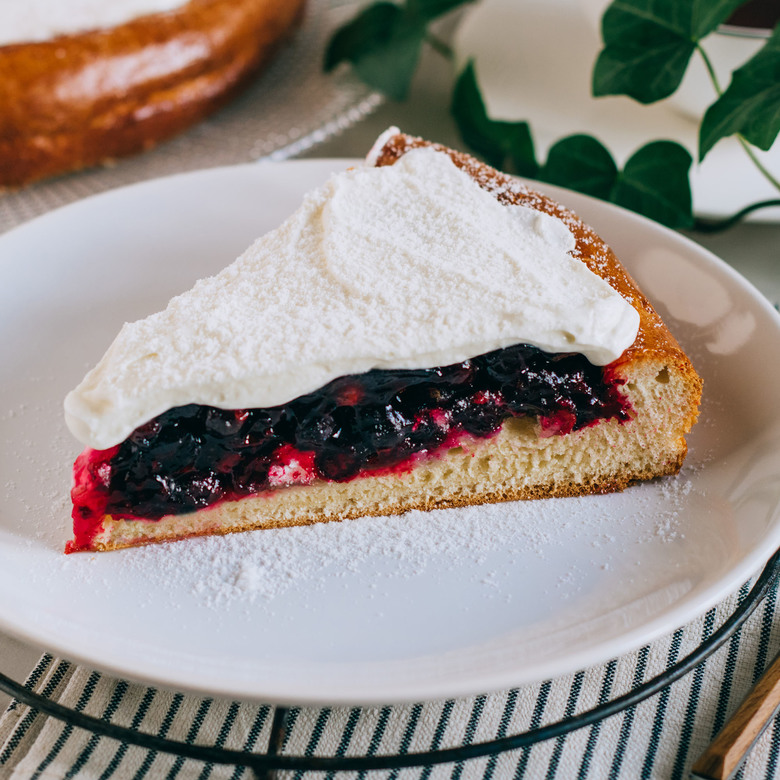 ПИРОГ С ЧЕРНОЙ СМОРОДИНОЙ