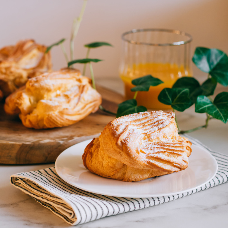 ЭКЛЕР С ЗАВАРНЫМ И БЕЛКОВЫМ КРЕМОМ