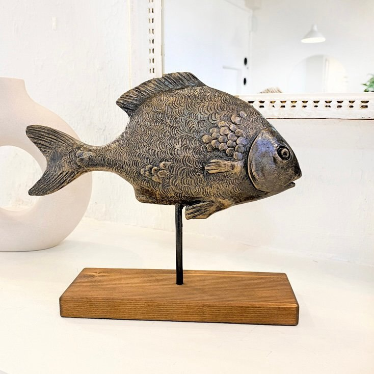 Декор для дома статуэтка рыбы в морском стиле Seaside из искусственного камня на подставке из дерева в цвете Античное серебро