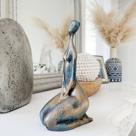 Декор для дома статуэтка сидячей женщины в стиле минимализм " Lorry" из искусственного камня в цвете Античное серебро