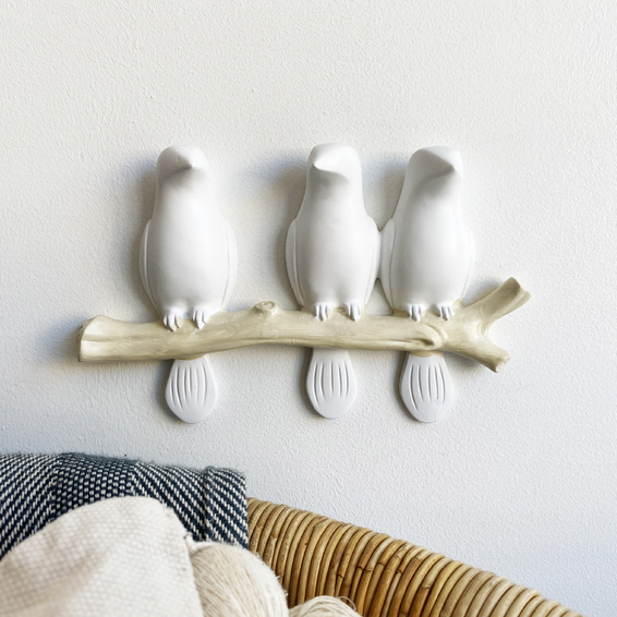 Настенный декор крючки три птички на ветке для аксессуаров из искусственного камня в цвете слоновая кость и белый